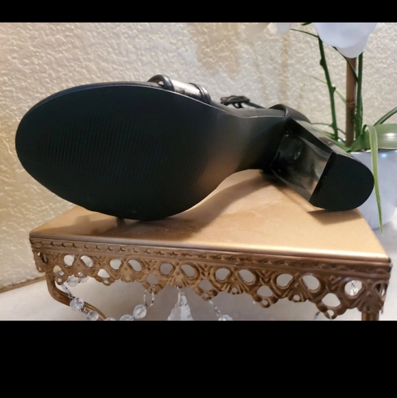 Black Heel - Picture 4 of 5